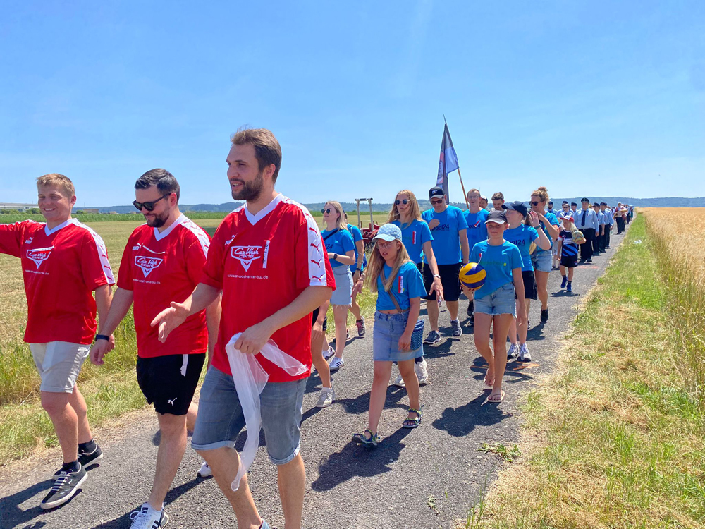 3 aufrechte Fußballer und Volleyballabteilung