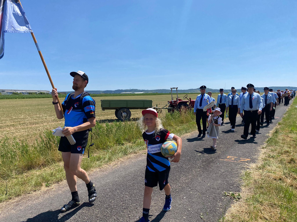2-er Gruppe Rugby aber mit Fahne und Ei.